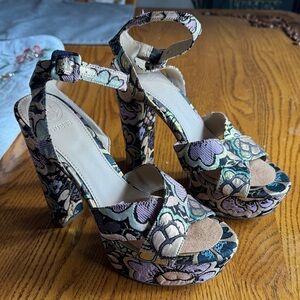 GUESS Floral Jacquard Platform Sandals in Black, Purple, Green - like NEW!